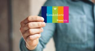 Mann hält unsere Bonuscard in den Händen.