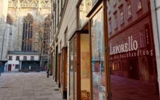 Fassade der Leporello Buchhandlung Wien mit Blick zum Stephansdom.