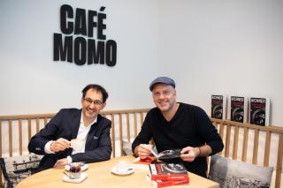 Markus Renk und Bernhard Aichner im Cafe MOMO.