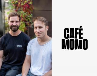 Martin Beimler und Christian Speicher vom Cafe MOMO mit Logo.