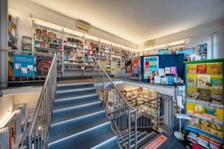 Innenaufnahme der Buchhandlung Stöger-Leporello Wien.