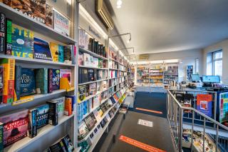 Innenaufnahme der Buchhandlung Stöger-Leporello Wien.