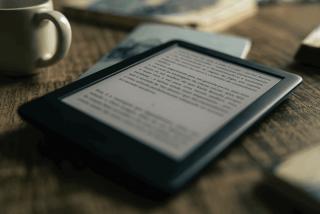 PocketBook Reader liegend am Tisch