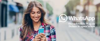 Junge Frau schaut auf ihr Handy.